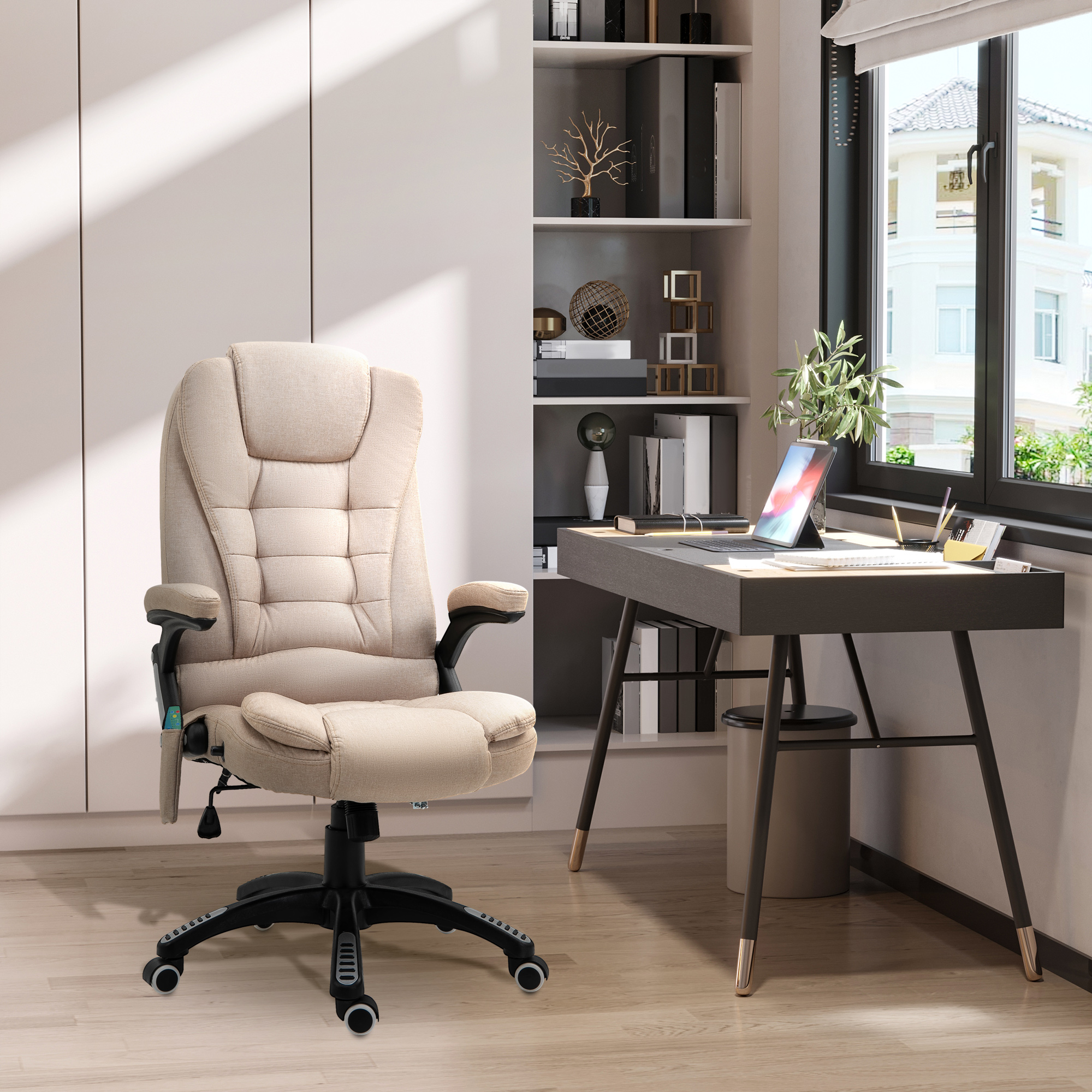 Una sedia da ufficio beige con gambe nere si trova in una stanza luminosa accanto a una scrivania.