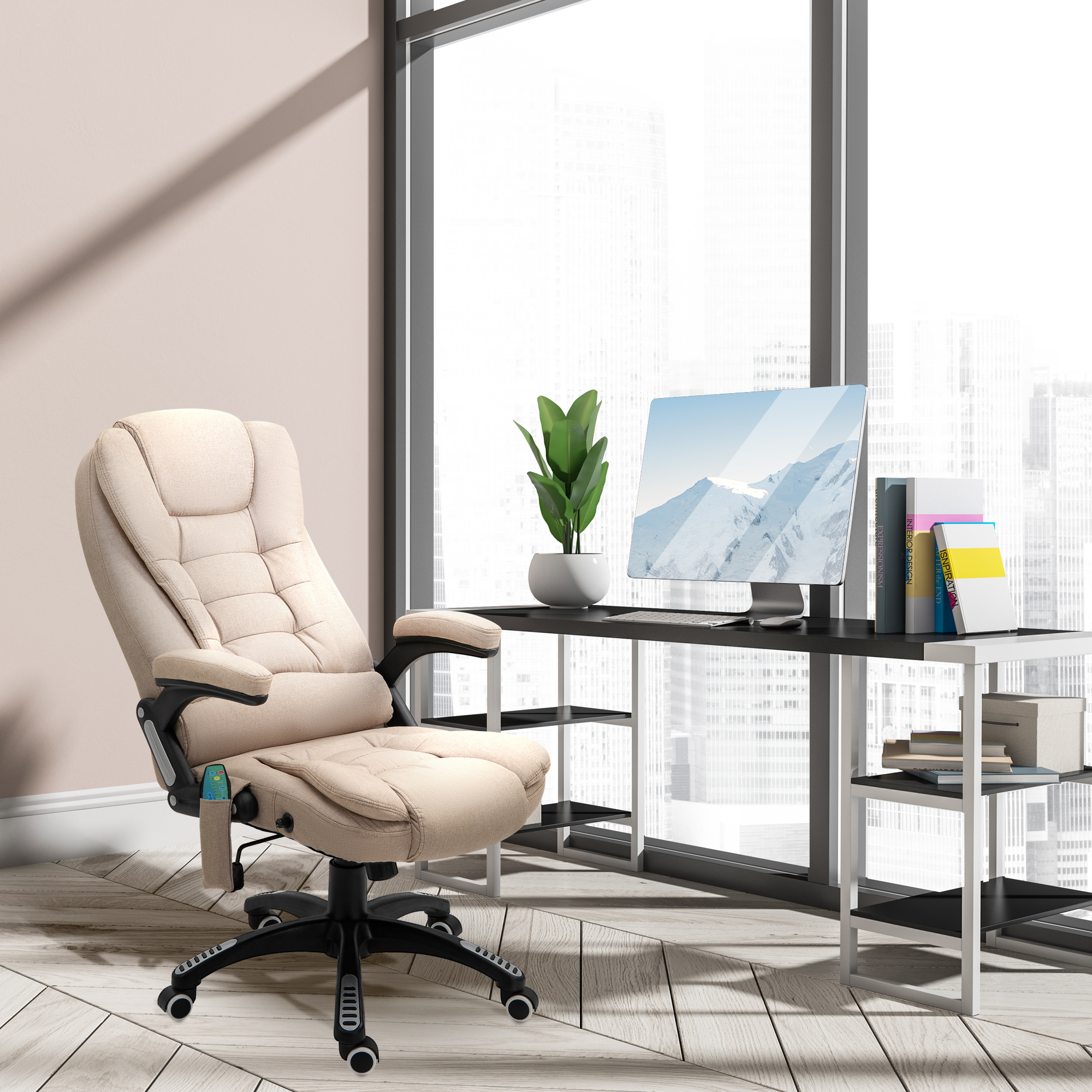 Una sedia da ufficio beige davanti a una scrivania moderna con computer, piante e libri vicino a una grande finestra.