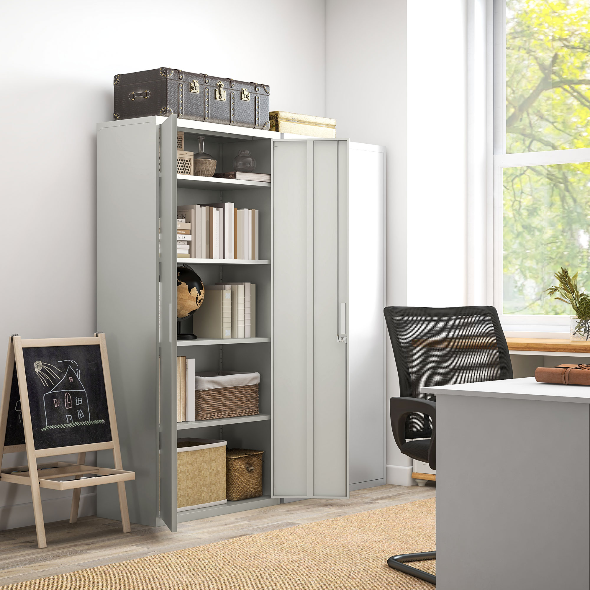 Oficina con archivador gris con libros, ventana abierta y pizarra infantil.