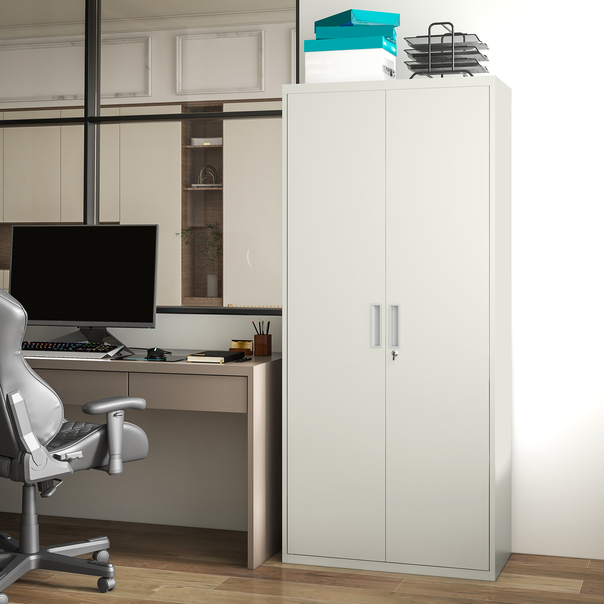 Un armario de metal blanco se encuentra en una oficina junto a un escritorio, silla y computadora.