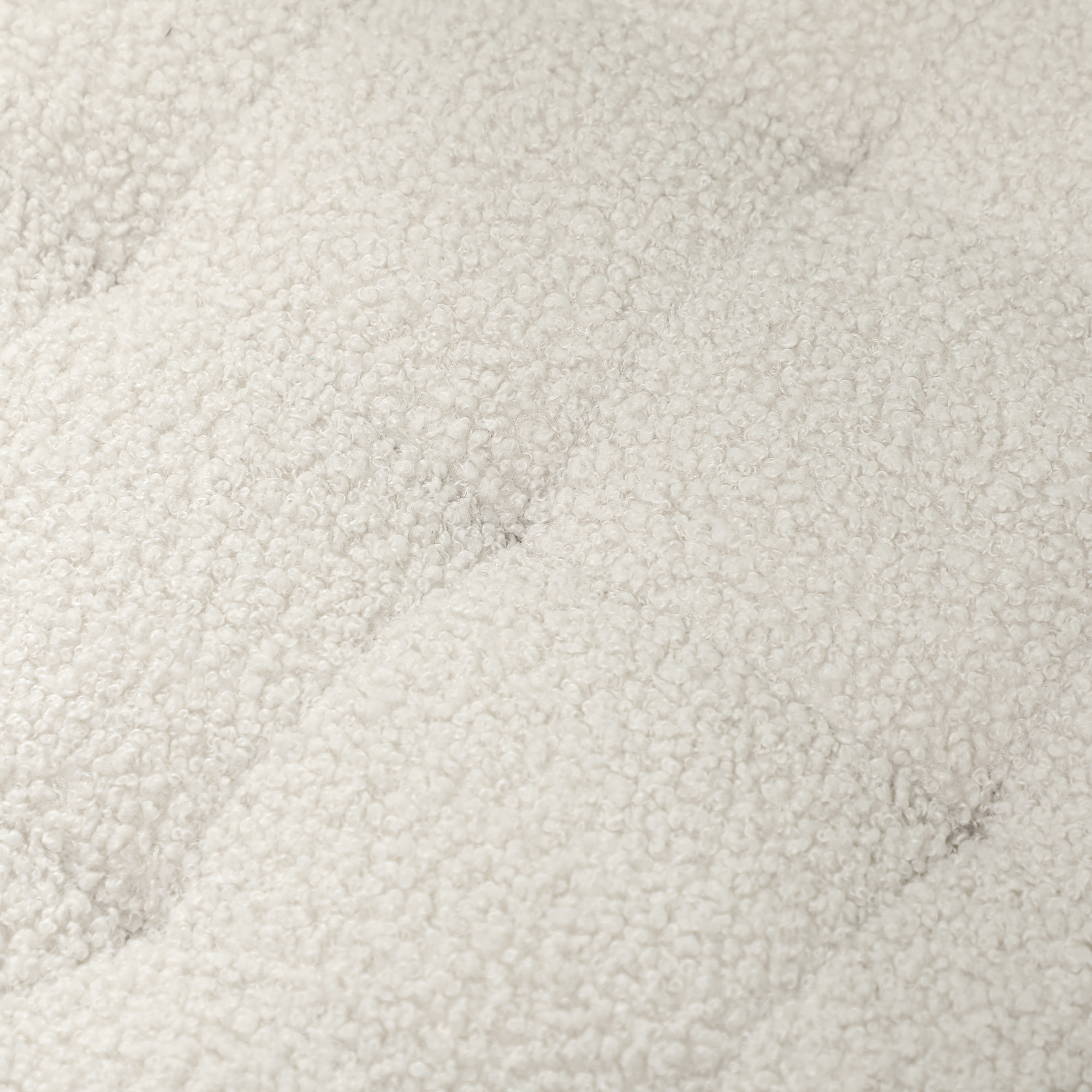 Primer plano de una textura de tela de felpa blanca y suave con rizos esponjosos.