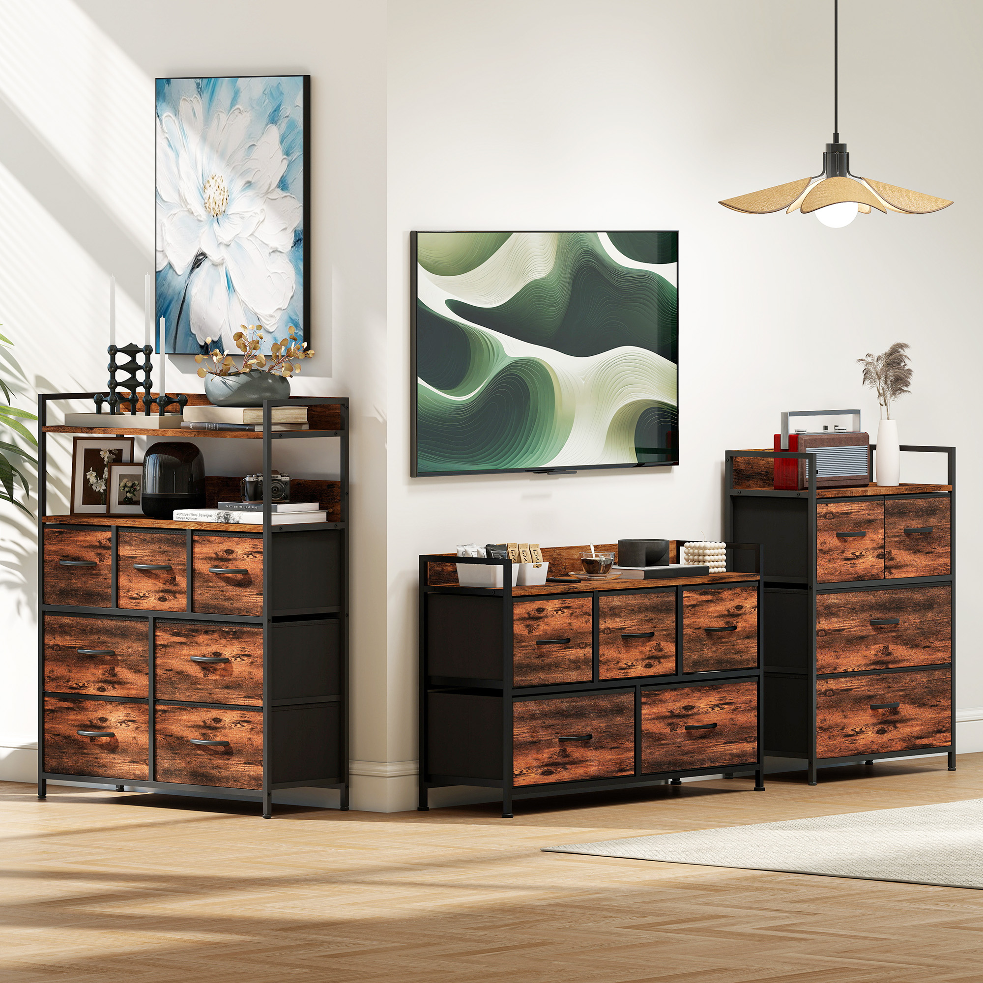 Tres cómodas de madera rústica con marcos de metal negro en una habitación luminosa, complementadas con arte mural abstracto.