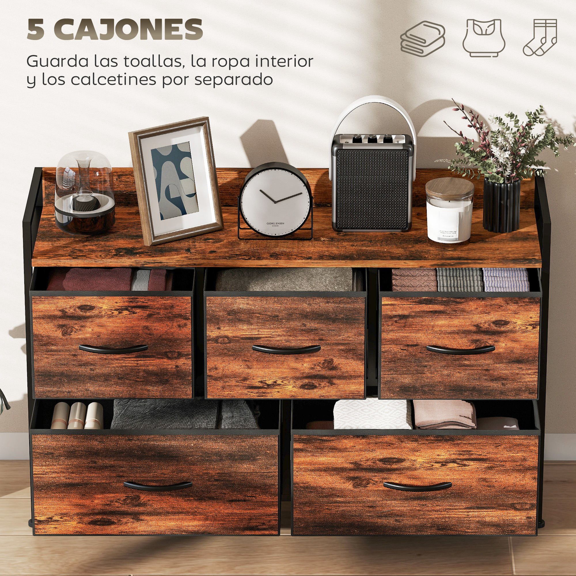 Una cómoda de madera rústica con cinco cajones de tela y decoraciones encima.