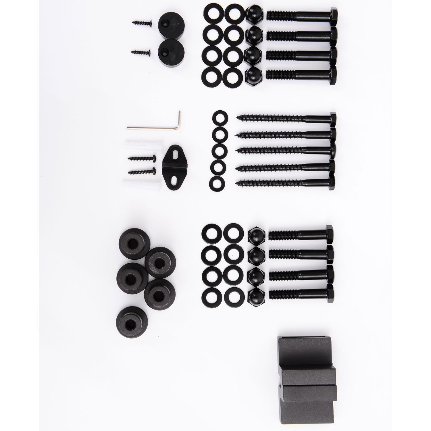 Varios tornillos negros, arandelas, tuercas y piezas de muebles dispuestos sobre fondo blanco.