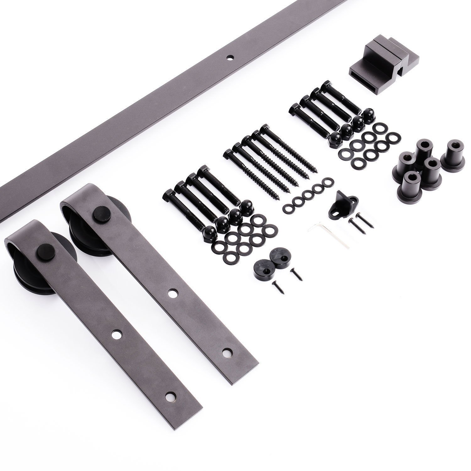 Kit de herrajes negros para puerta corrediza de granero con riel, rodillos y tornillos sobre fondo blanco.