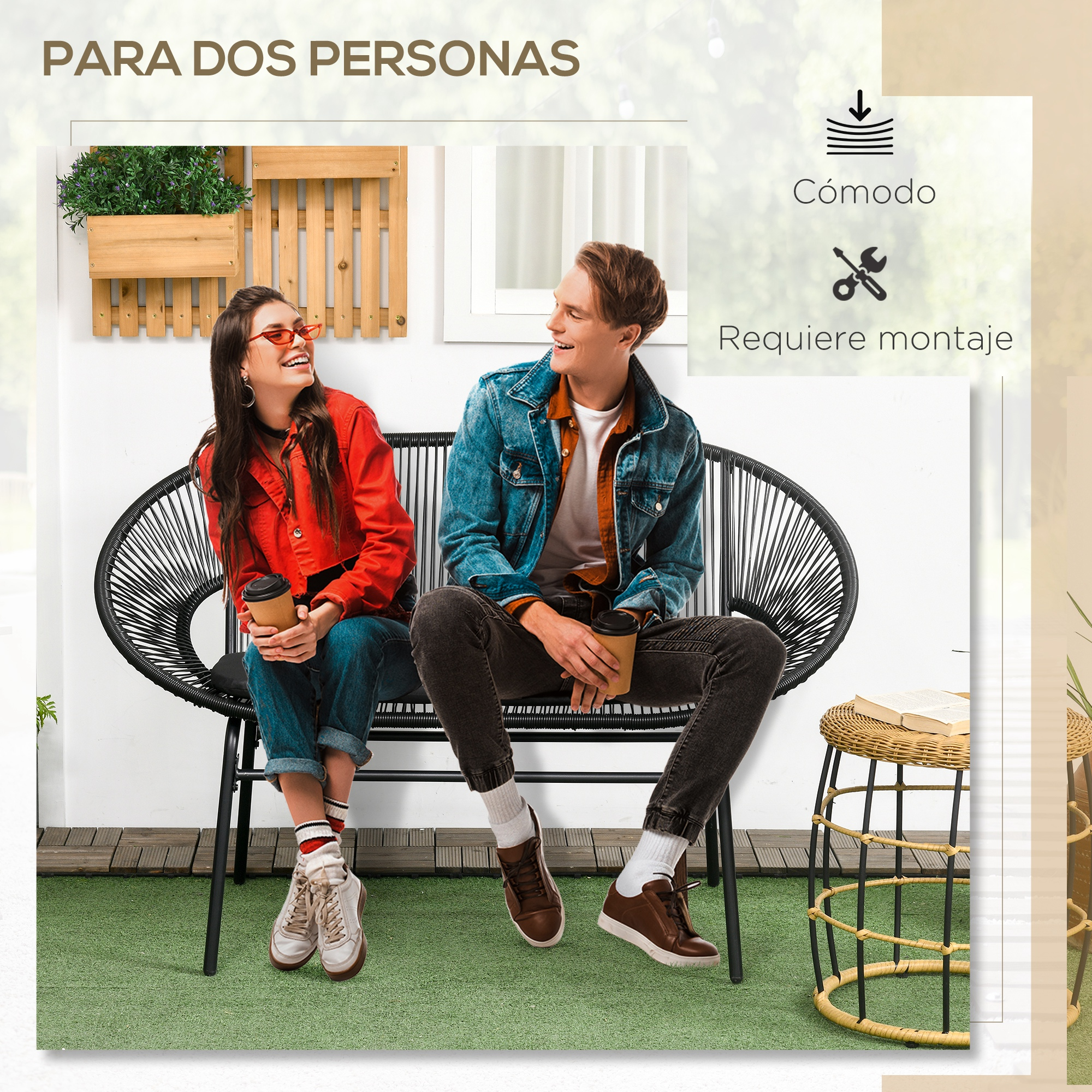 Una pareja se sienta en un banco de jardín negro al aire libre, sosteniendo tazas de café y sonriéndose.