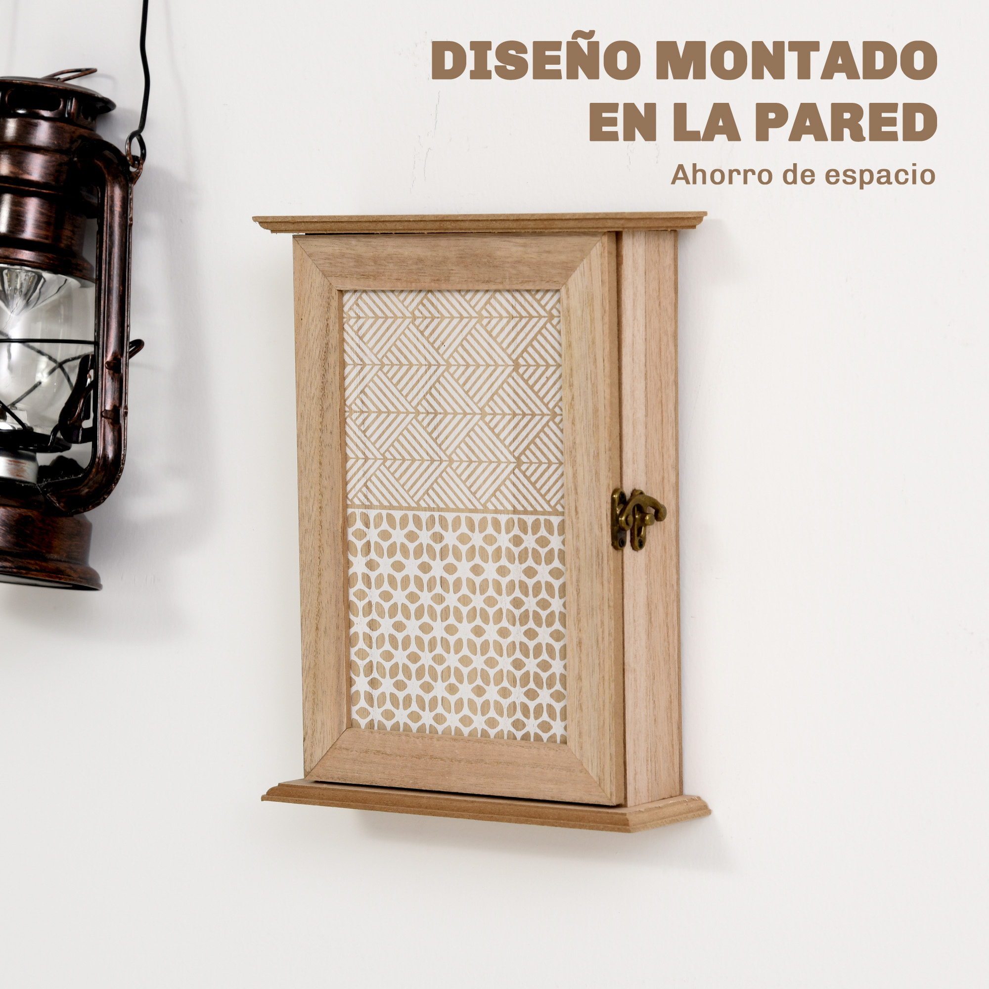 Caja de madera montada en la pared con puerta estampada y linterna.