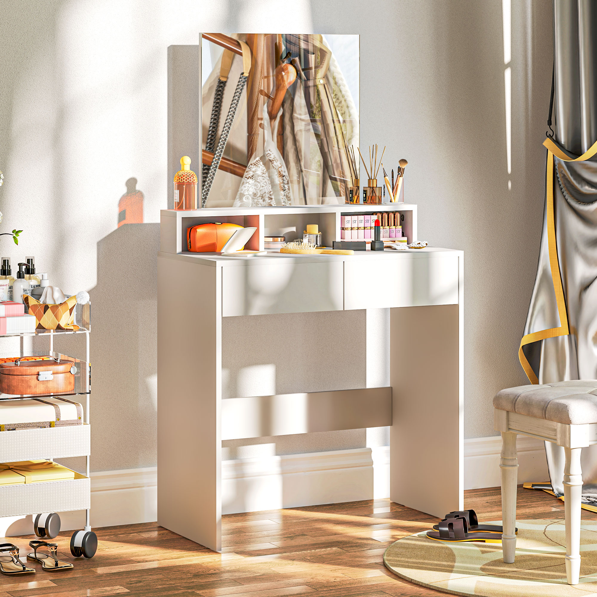 Un tocador blanco con espejo, maquillaje y accesorios se encuentra en una habitación iluminada junto a un taburete.
