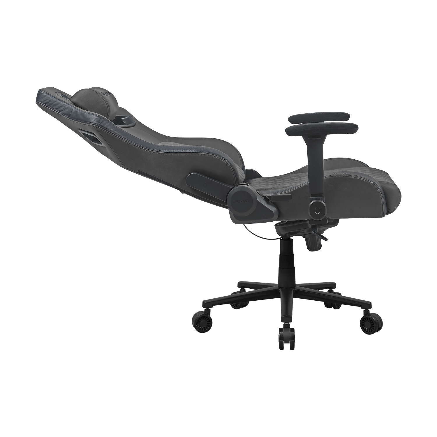Una sedia da gaming grigia con schienale alto leggermente reclinata su rotelle su sfondo bianco.