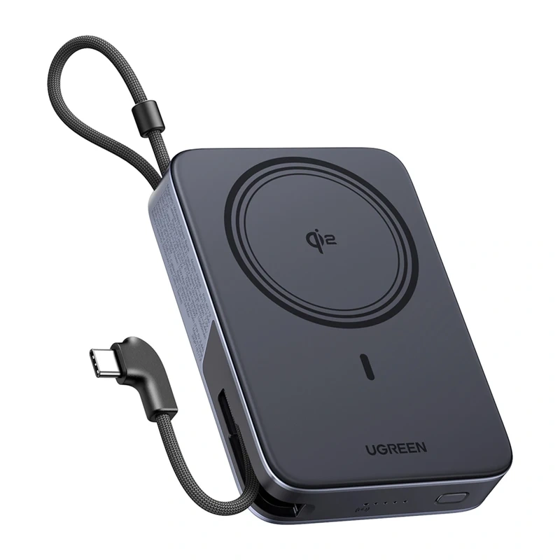 Ciemnoszary powerbank Ugreen z dołączonym kablem USB-C i bezprzewodową podkładką ładującą Qi2.