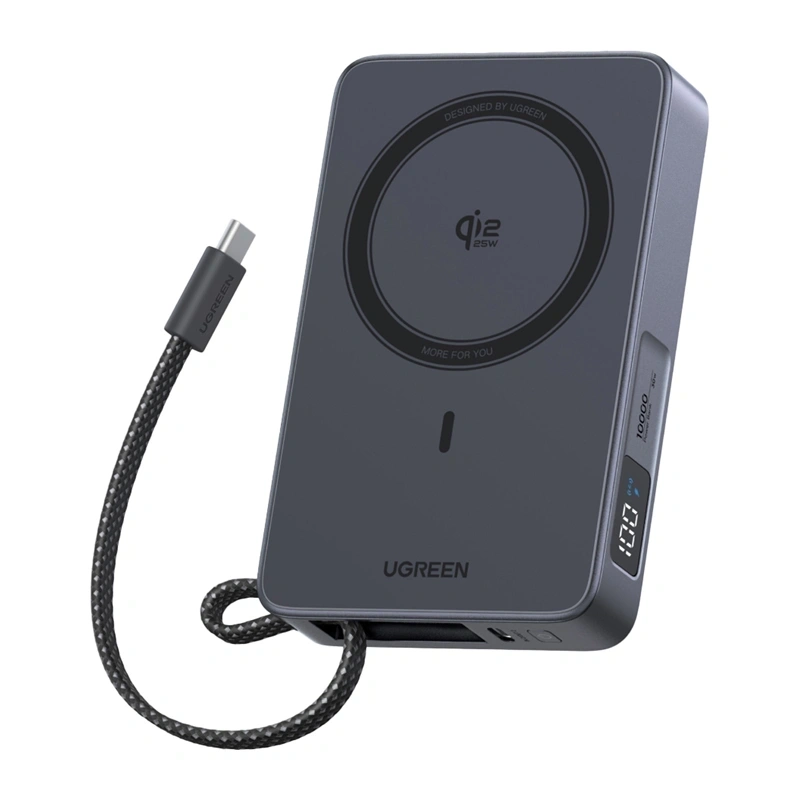 Szary powerbank Ugreen z dołączonym kablem ładującym i cyfrowym wyświetlaczem procentowym na białym tle.