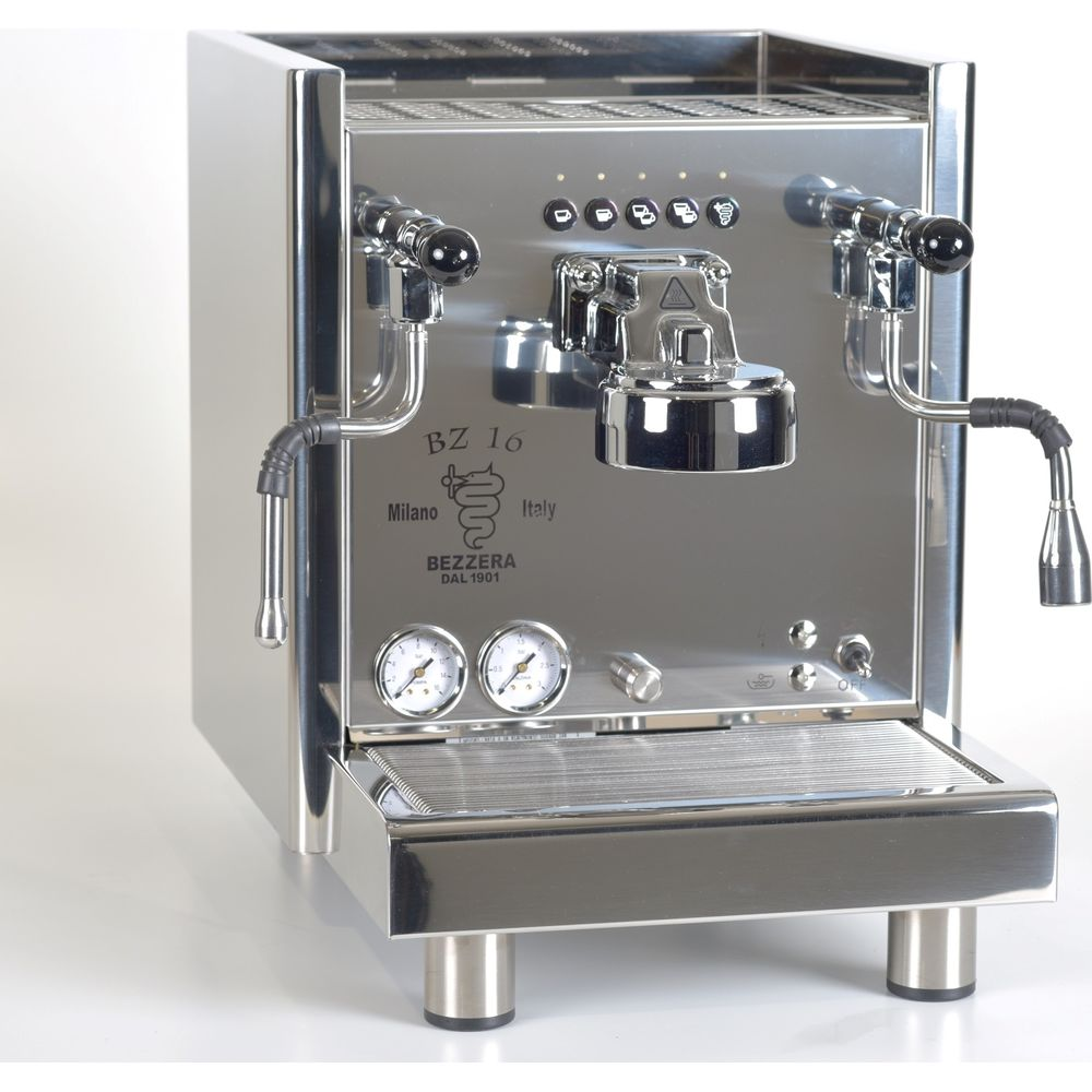 Une machine à espresso Bezzera BZ 16 argentée brillante avec deux buses vapeur, des manomètres et des boutons sur fond blanc.
