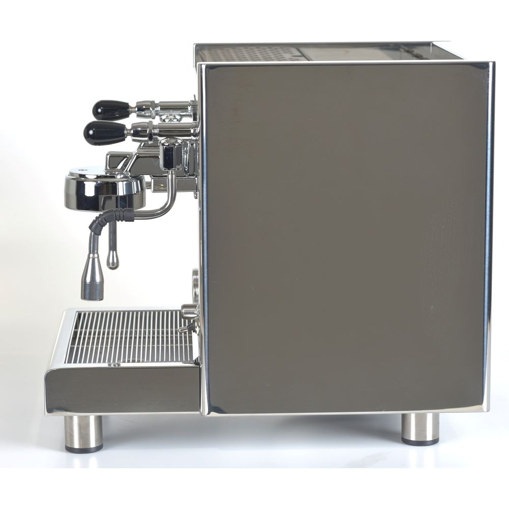 Une machine à espresso argentée professionnelle avec deux leviers noirs et un bac d'égouttage sur fond blanc.