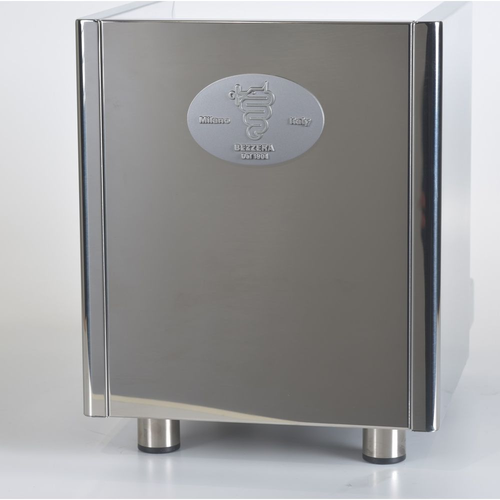 Boîtier brillant en acier inoxydable d'une machine à café avec le logo Bezzera Milano.