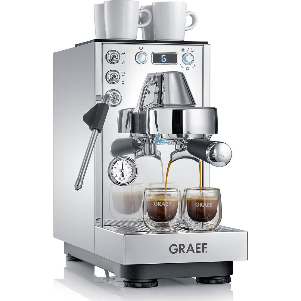 Une machine à espresso Graef en chrome brillant préparant deux tasses de café, avec des tasses blanches sur le dessus.
