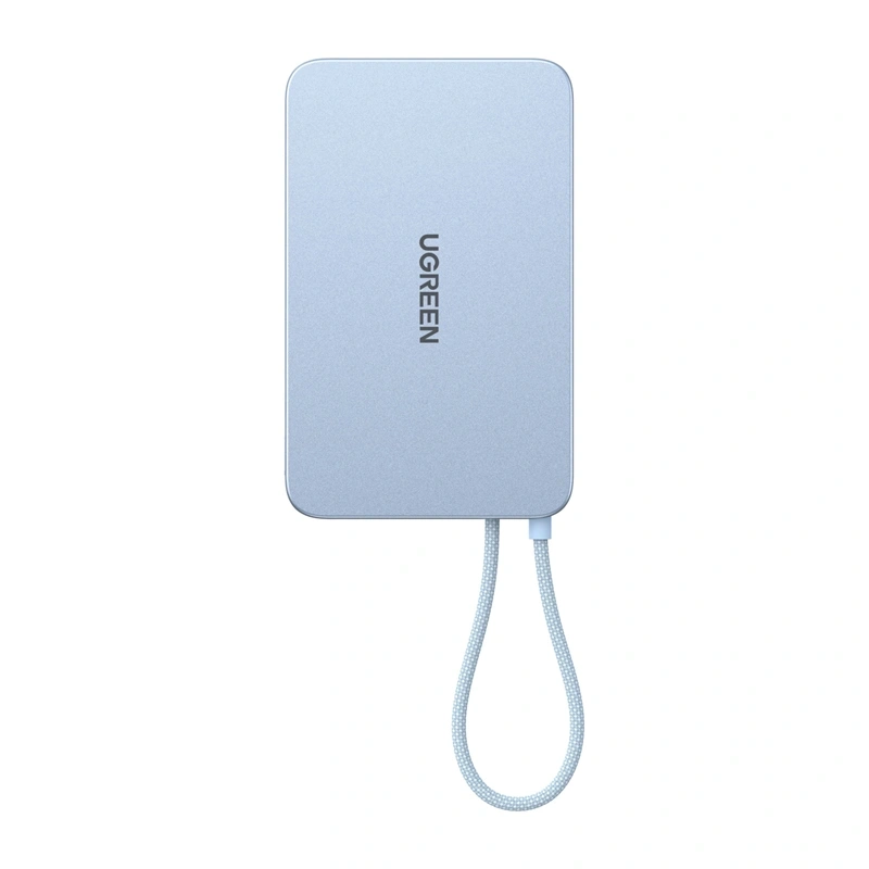 Jasnoniebieski power bank Ugreen z plecioną smyczą, na białym tle.
