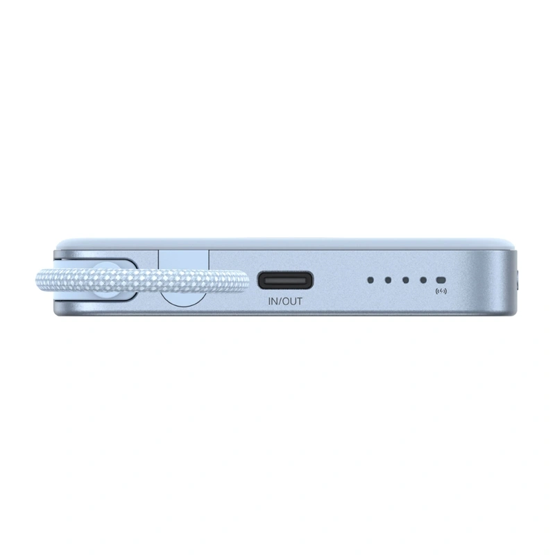 Szary power bank z portem USB-C, wskaźnikiem ładowania i plecioną pętlą po lewej stronie.