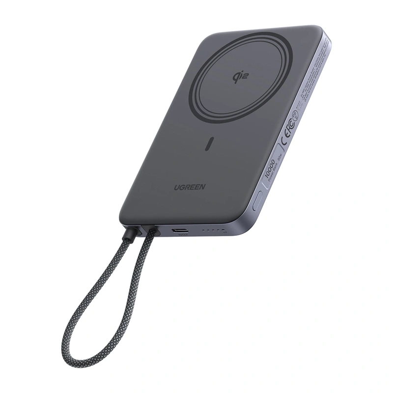 Ciemnoszary powerbank Ugreen z wbudowaną podkładką do ładowania bezprzewodowego, portem USB-C i praktycznym paskiem.