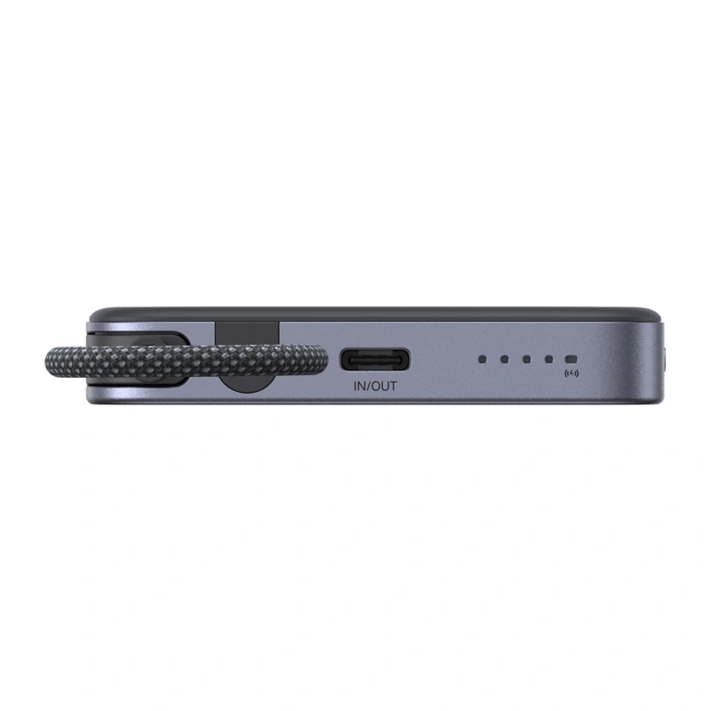 Widok z boku szarego powerbanka z dołączonym kablem, portem USB-C i pięcioma diodami stanu baterii.