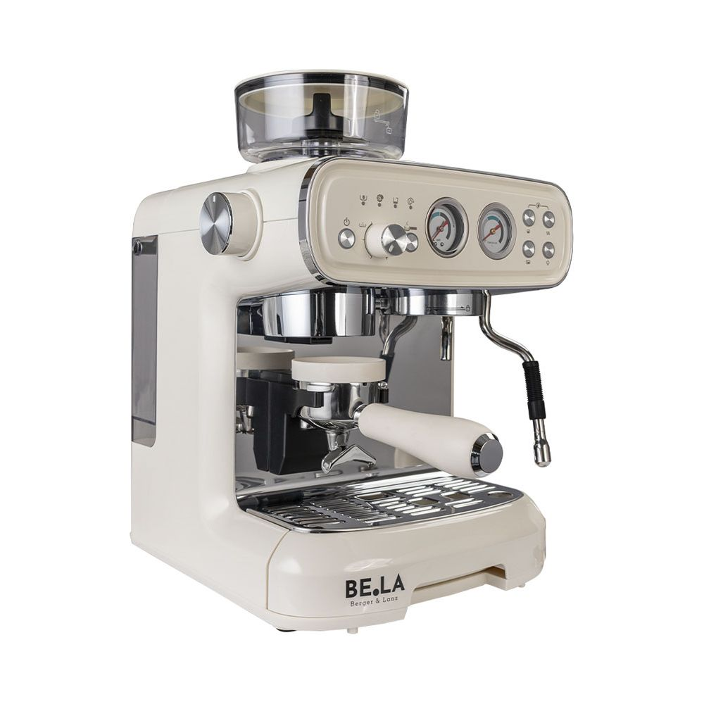 Eine cremefarbene Espressomaschine mit integriertem Mahlwerk und Dampfdüse auf weißem Hintergrund.