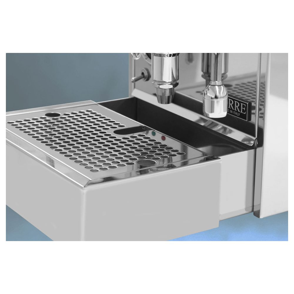 Gros plan sur le bac d'égouttage d'une machine à espresso chromée avec couvercle en métal perforé.