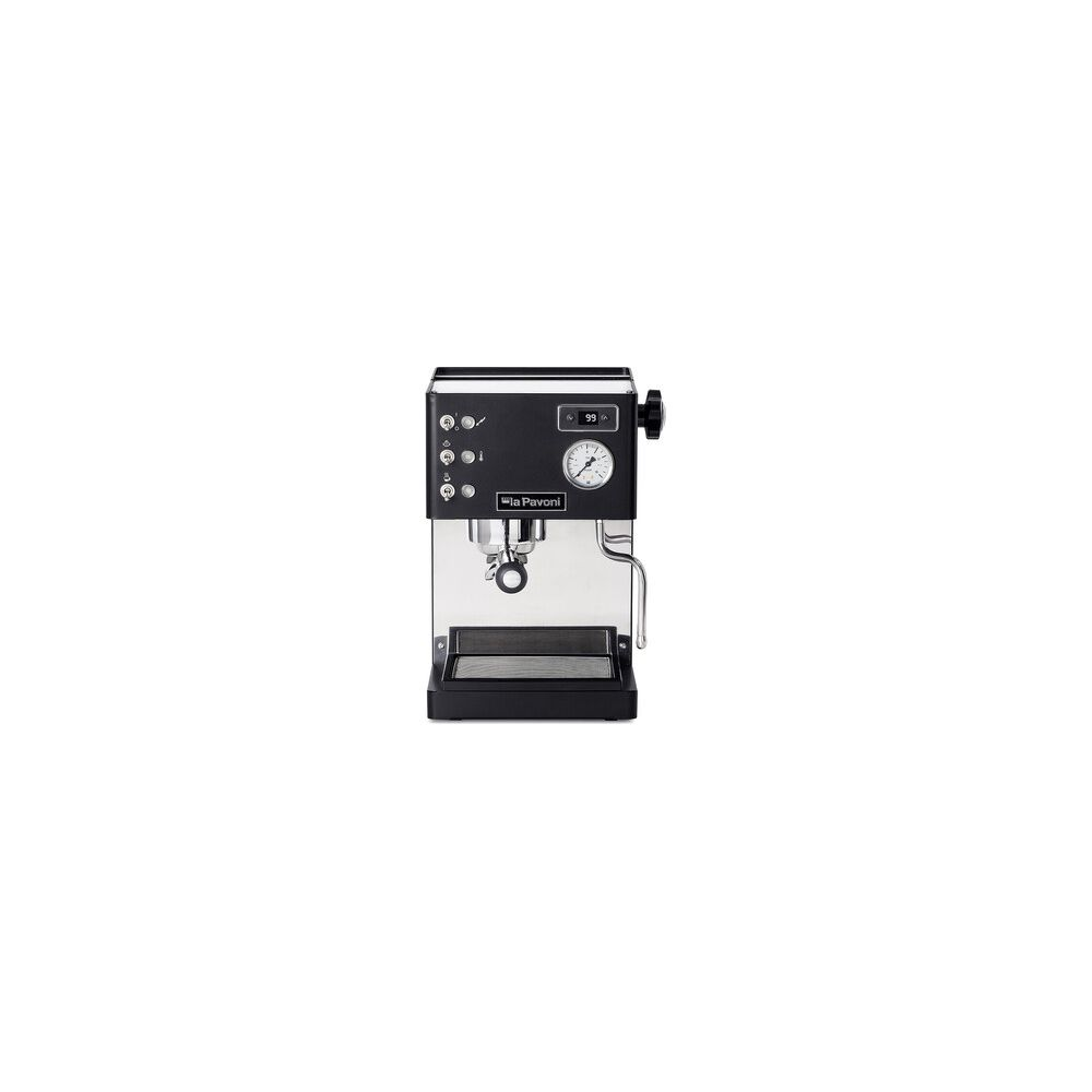 Une machine à espresso compacte noire et argentée avec un manomètre rond et des boutons sur fond blanc.