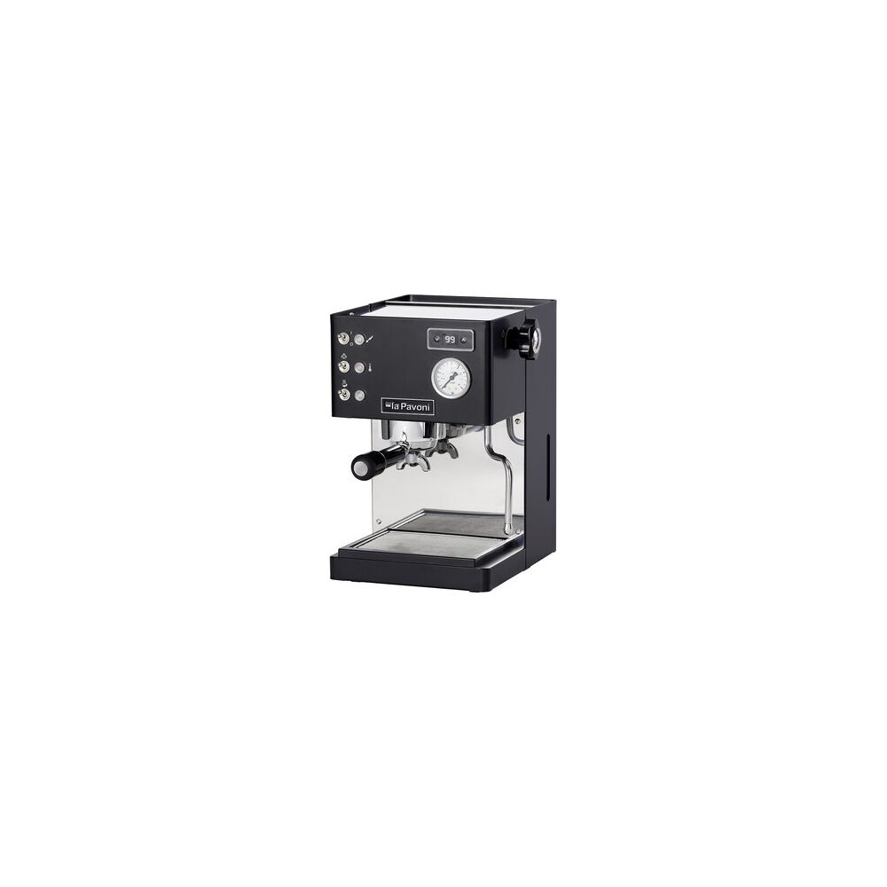 Une machine à espresso noire avec des accents chromés, un manomètre et des boutons sur fond blanc.