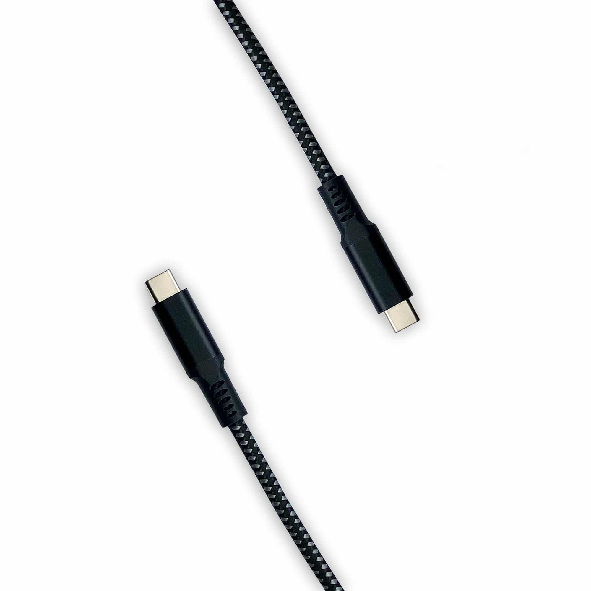 Un câble USB-C tressé noir avec des connecteurs aux deux extrémités sur fond blanc.