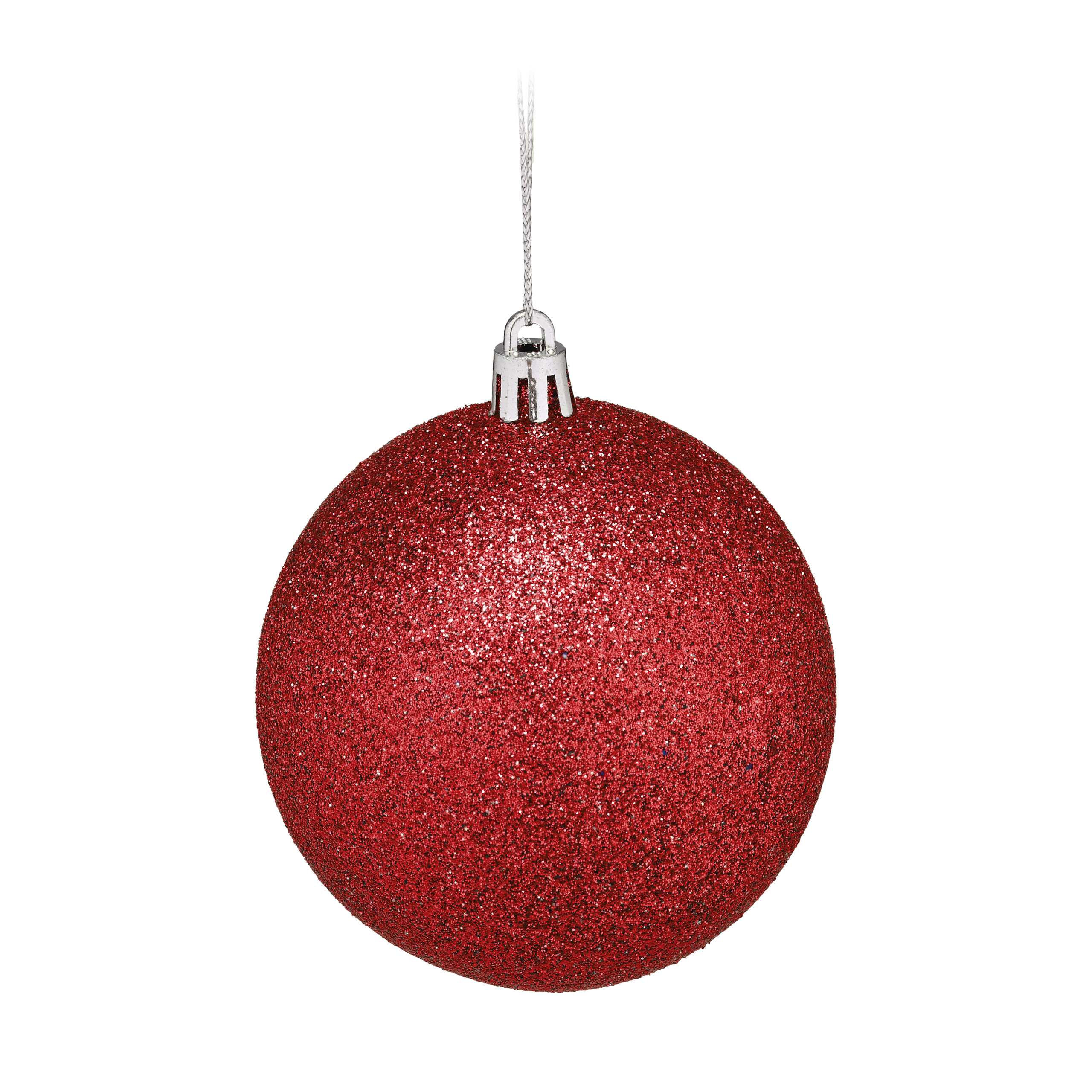 Eine glitzernde rote Weihnachtskugel hängt an einem silbernen Faden vor weißem Hintergrund.