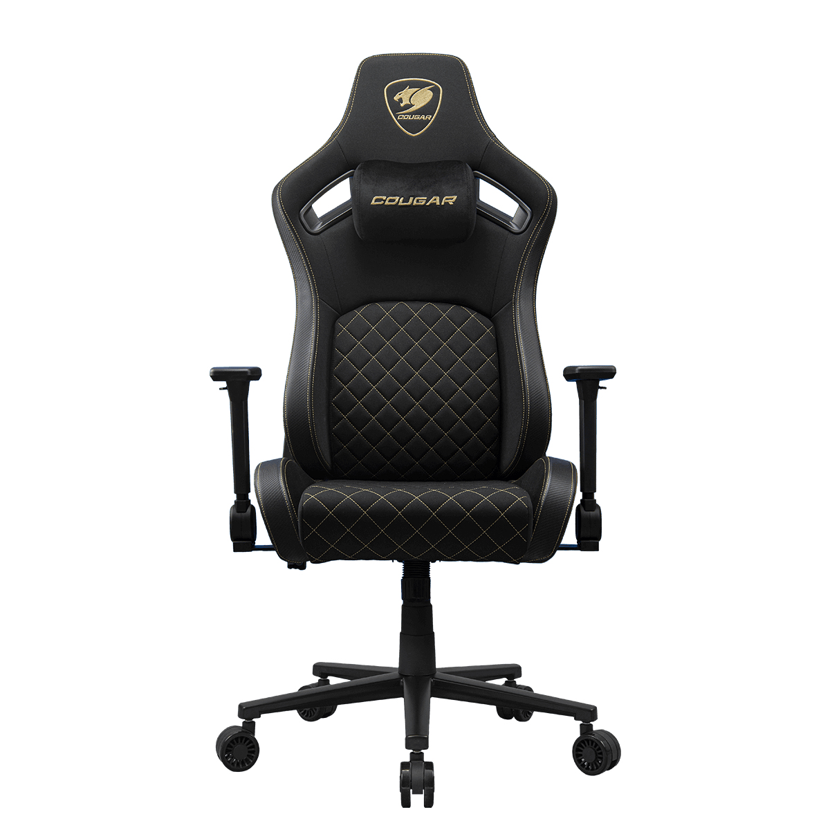 Ein schwarzer Gaming-Stuhl mit goldenen Nähten, einer Kopfstütze und verstellbaren Armlehnen vor weißem Hintergrund.