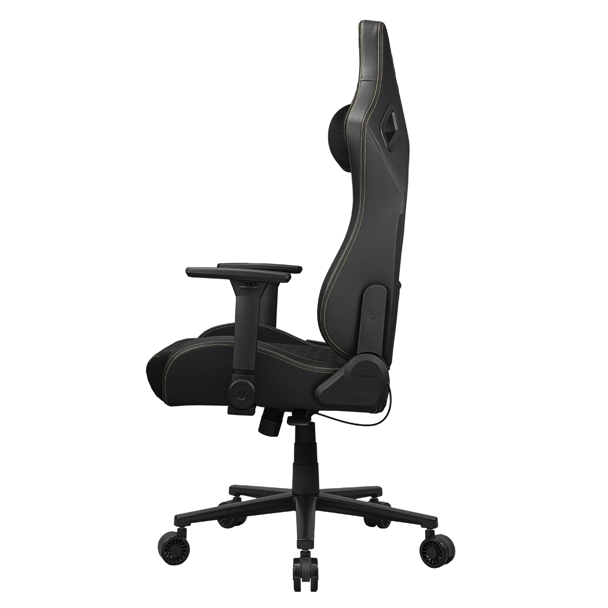 Ein schwarzer Gaming-Stuhl mit gelben Nähten auf schwarzem Hintergrund, im Profil gezeigt.