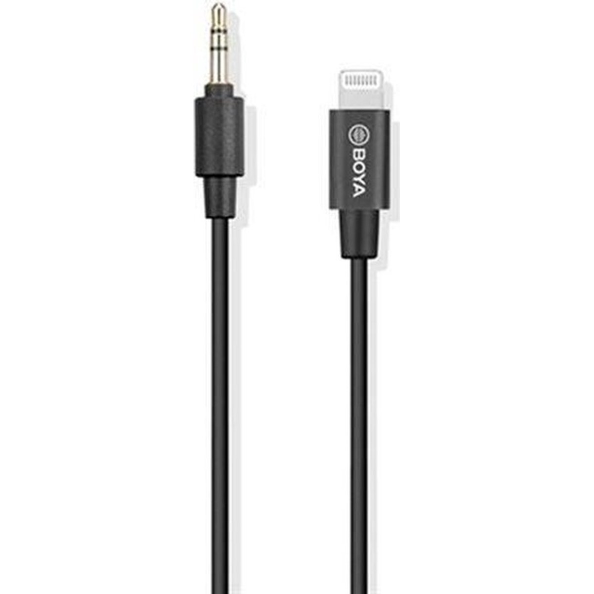 Ein schwarzes Boya-Kabel mit 3,5-mm-Klinkenstecker und Lightning-Anschluss auf weißem Hintergrund.