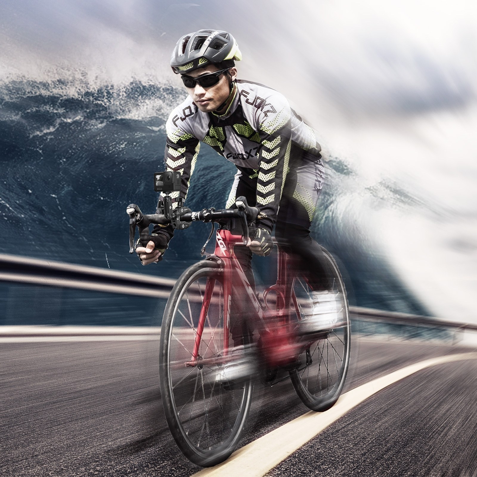 Un ciclista pedala veloce su una strada con uno sfondo di onde tempestose.