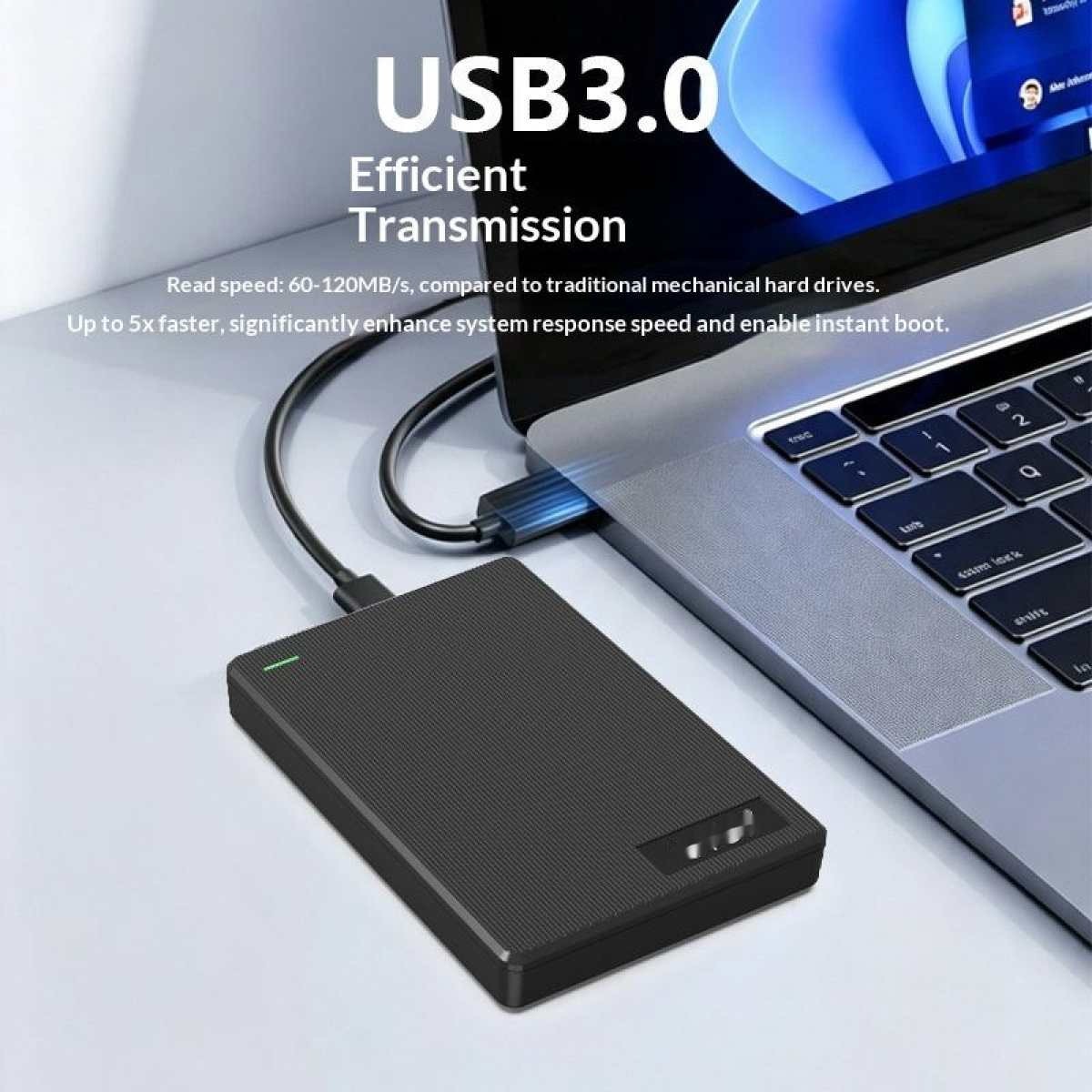 Eine externe schwarze Festplatte ist über ein USB 3.0 Kabel an einen Laptop angeschlossen.