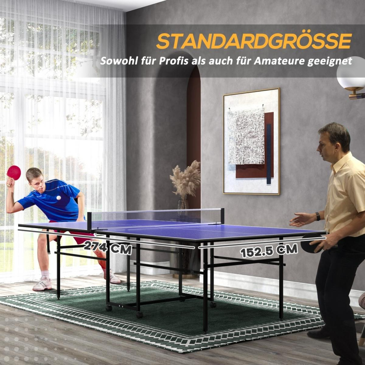 Zwei Personen spielen Tischtennis an einem blauen Tisch in einem Wohnzimmer mit Teppich.