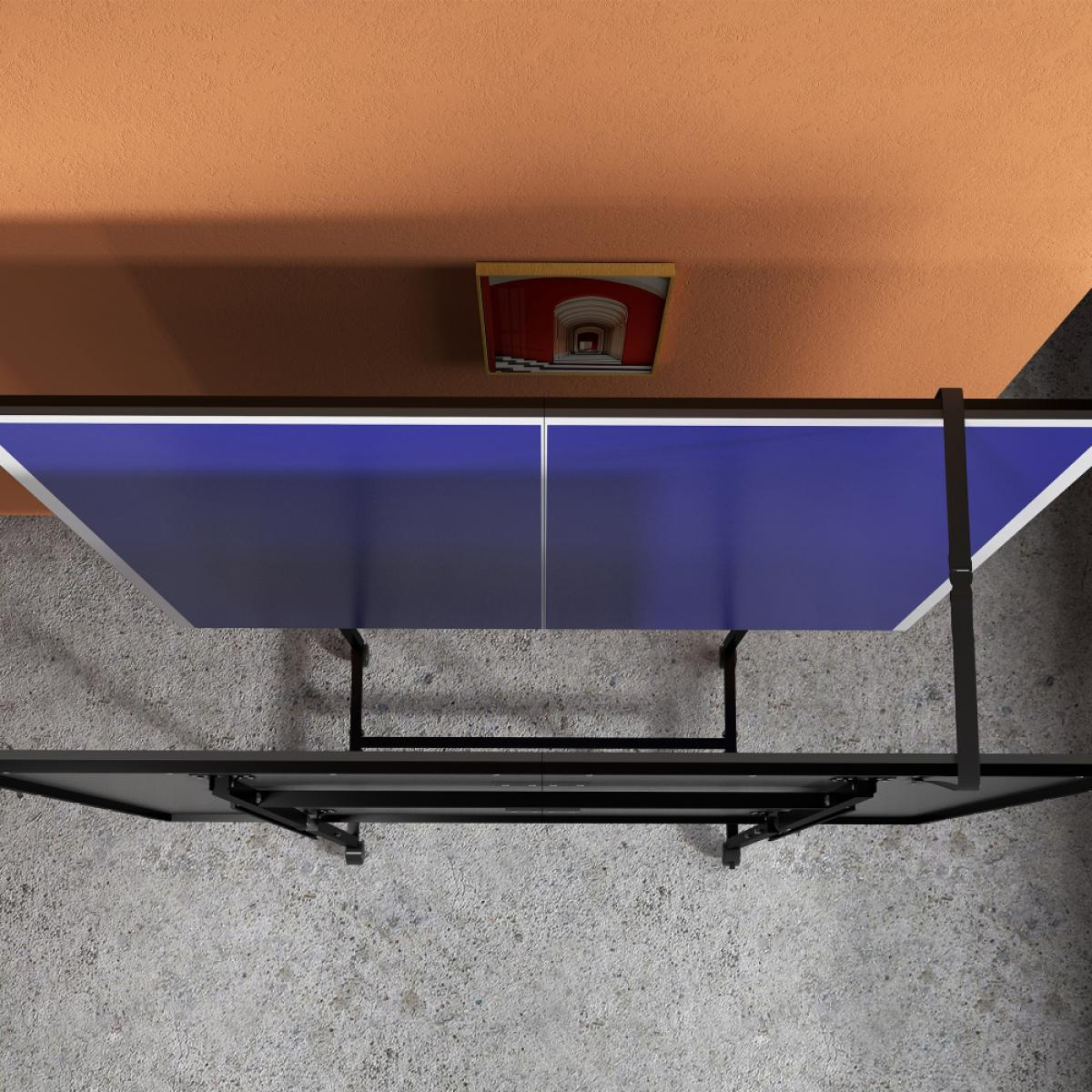 Draufsicht auf eine zusammengeklappte blaue Tischtennisplatte mit schwarzen Beinen an einer orangefarbenen Wand.