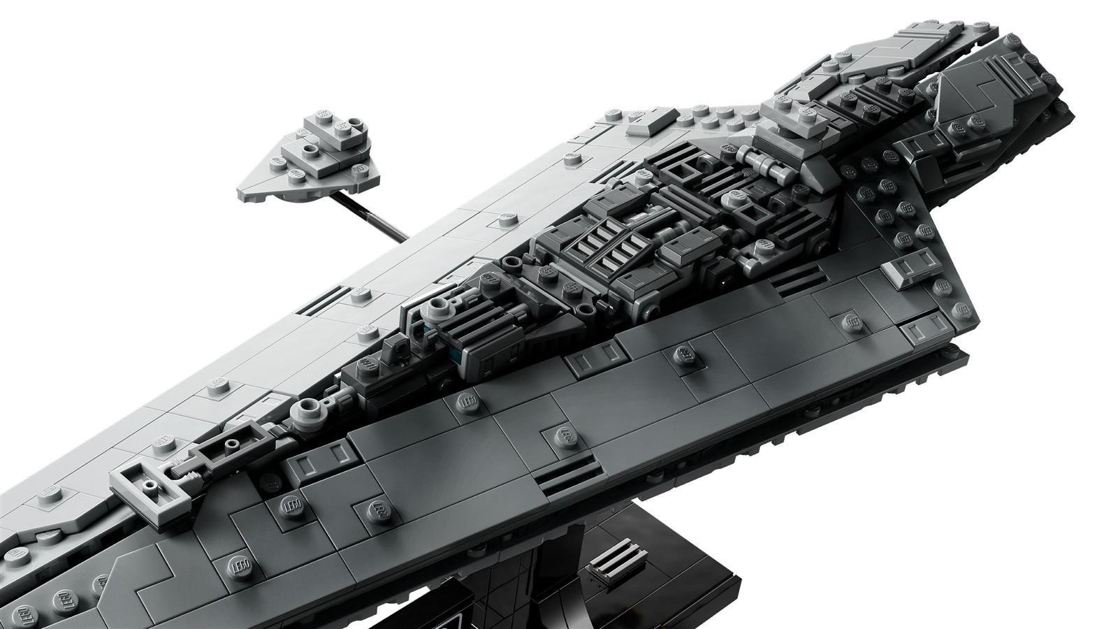 Ein detailiertes Lego Star Wars Raumschiff in Grau auf schwarzem Ständer.