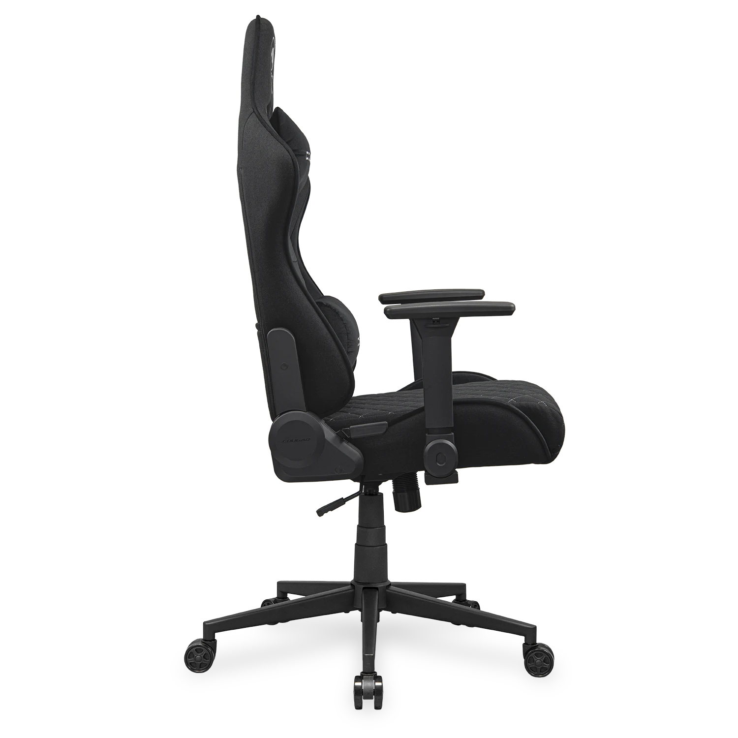 Seitenansicht eines ergonomischen schwarzen Gaming-Stuhls mit Rollen und verstellbaren Armlehnen.