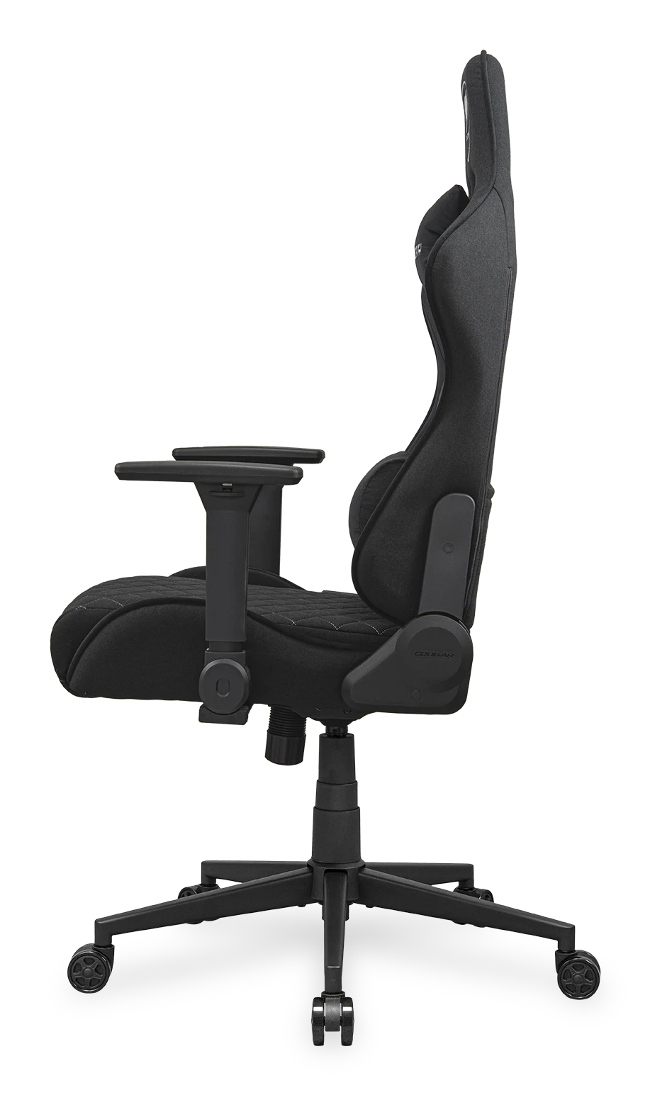 Ein schwarzer ergonomischer Gaming-Stuhl mit Rädern auf weißem Hintergrund, Seitenansicht.