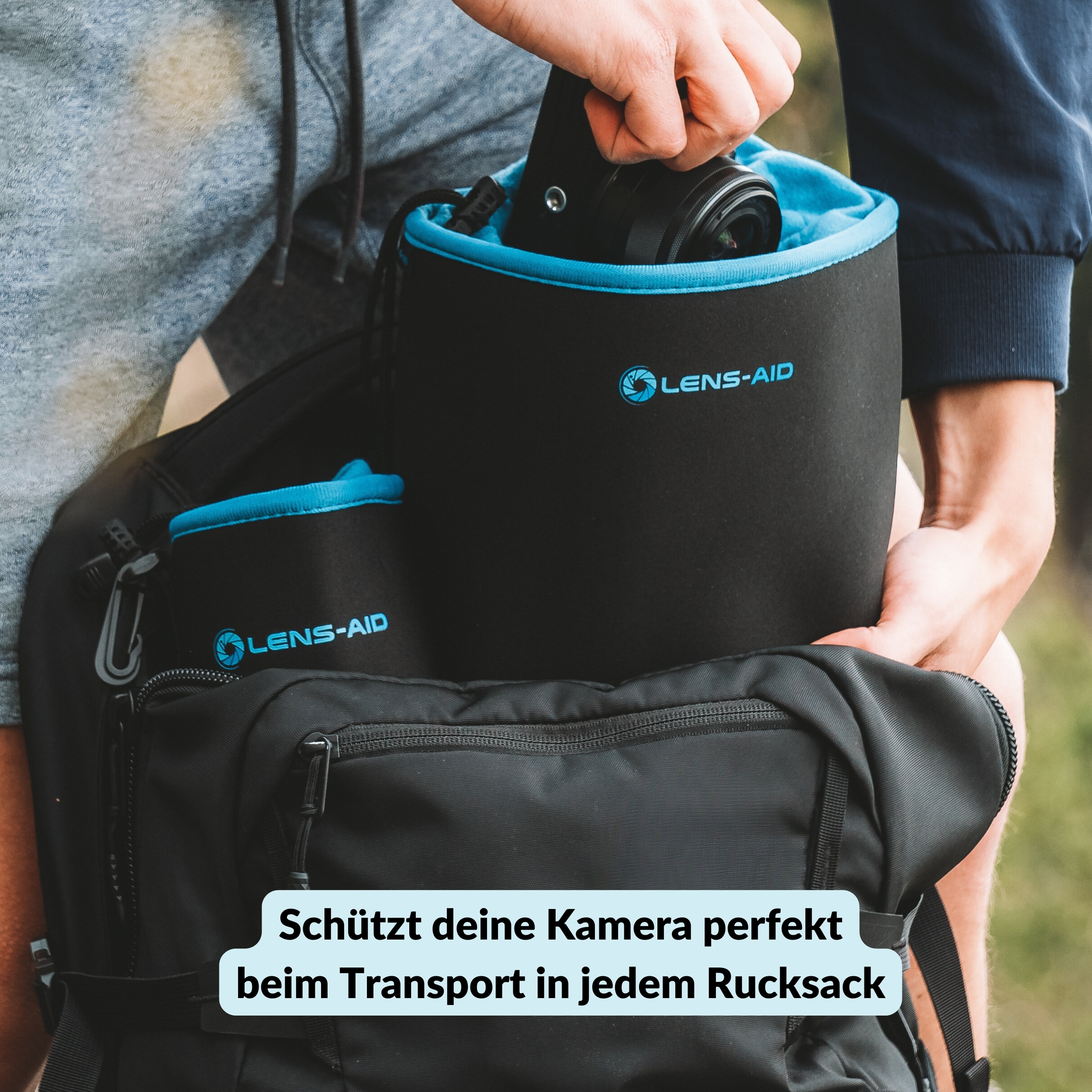 Eine Person legt eine Kamera in eine schwarz-blaue Lens-Aid Schutzhülle in einem Rucksack.