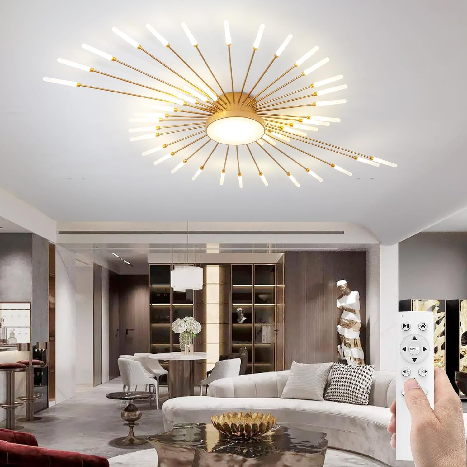 Eine moderne goldene Deckenleuchte mit leuchtenden Speichen im Wohnzimmer, gesteuert per Fernbedienung.