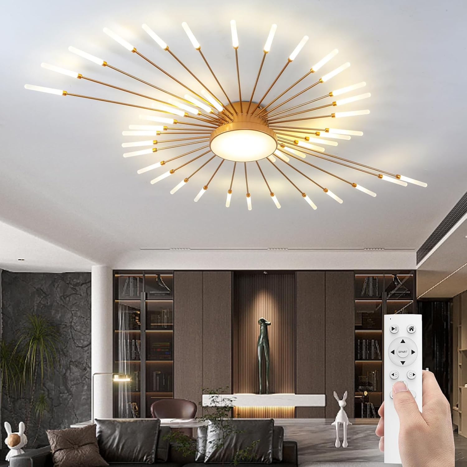 Moderne goldene Deckenlampe mit strahlenden Lichtern in einem eleganten Wohnzimmer, gesteuert per Fernbedienung.