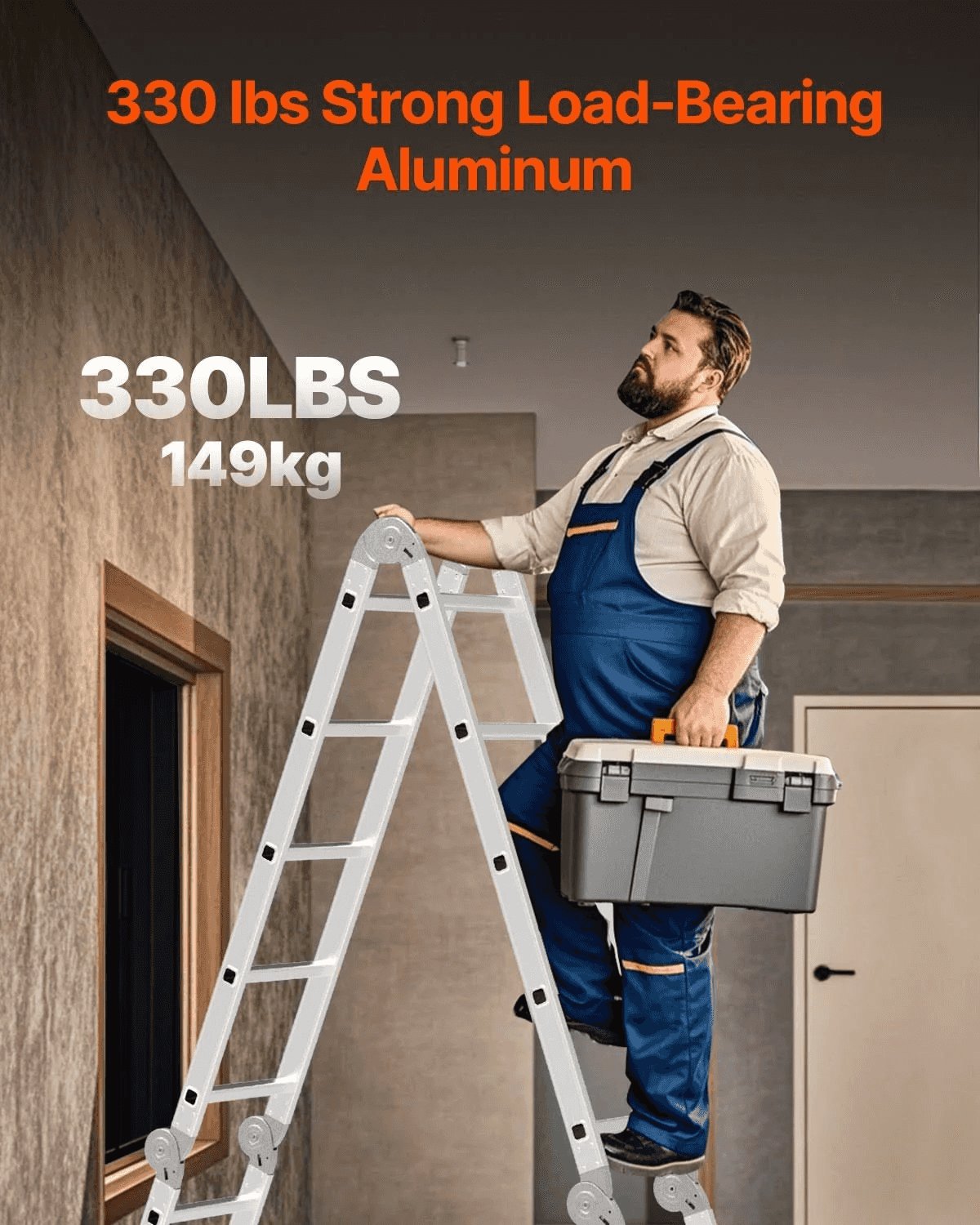 Un trabajador barbudo con mono azul sube a una escalera de aluminio plateada con una caja de herramientas.
