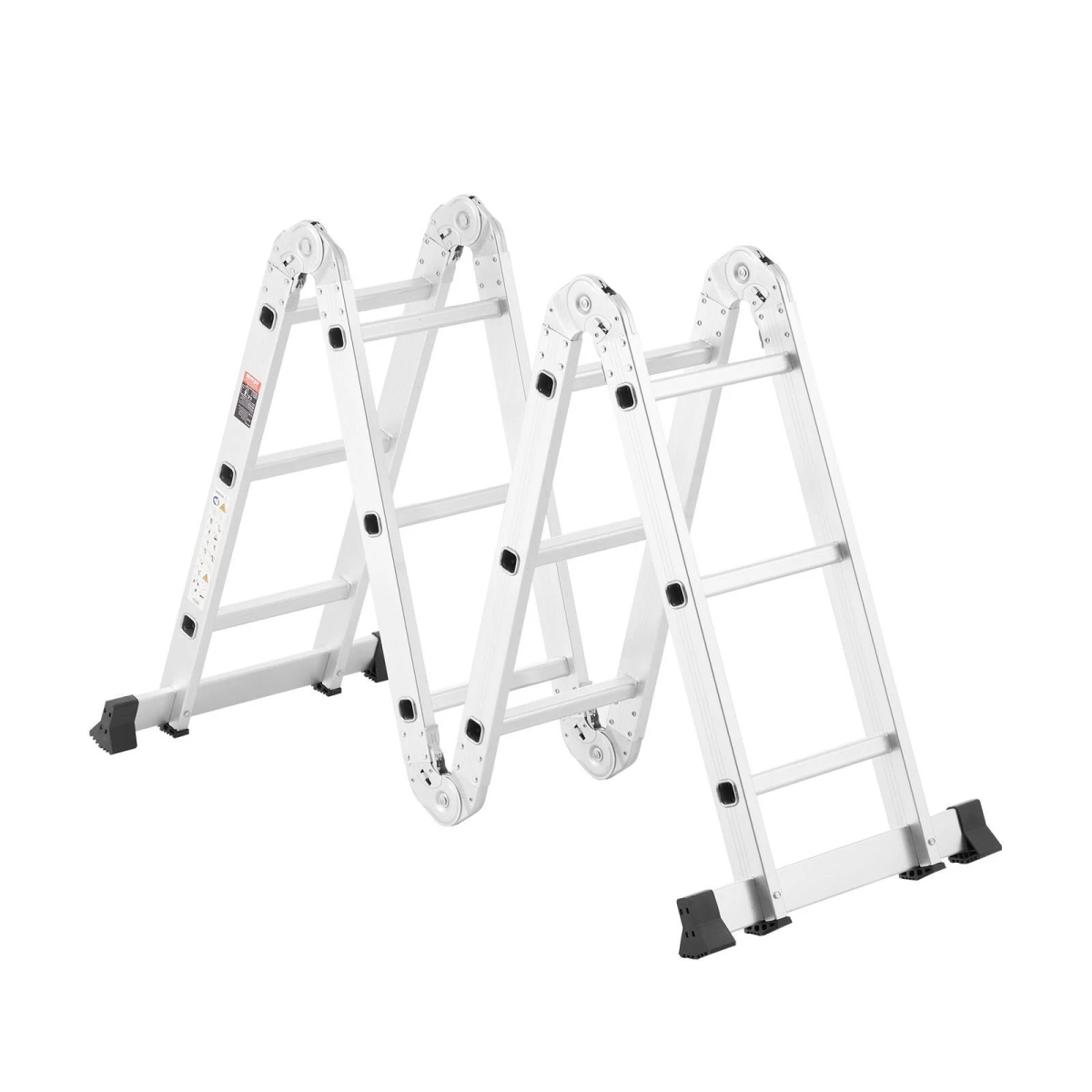 Una escalera de aluminio plateada y multiusos está montada en zig-zag sobre un fondo blanco.