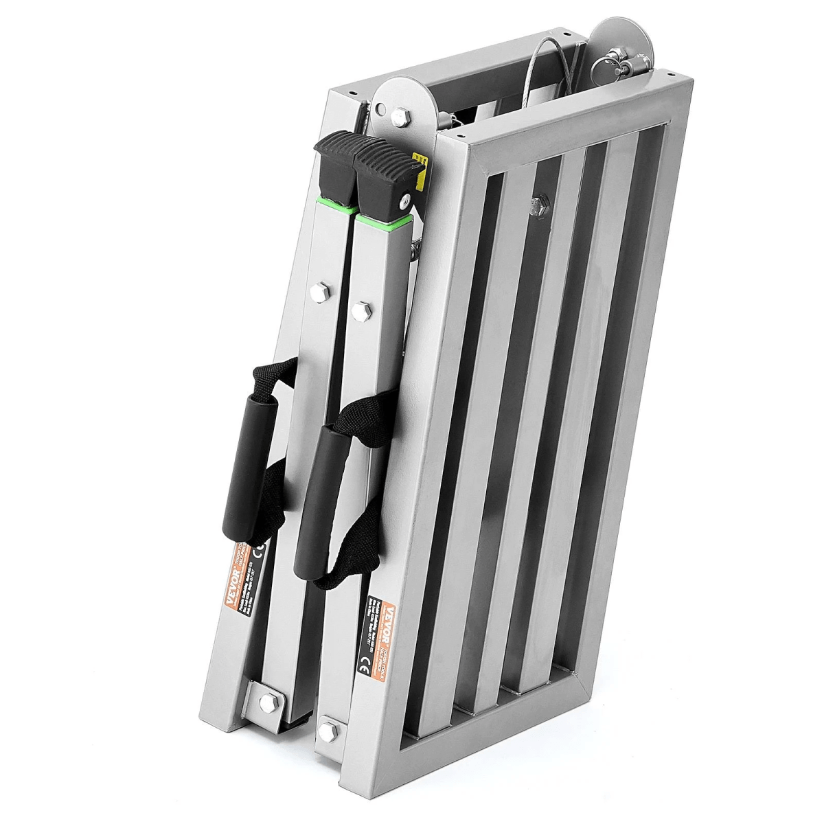 Una rampa de aluminio plateada y plegable para sillas de ruedas con asas negras se apoya doblada sobre fondo blanco.
