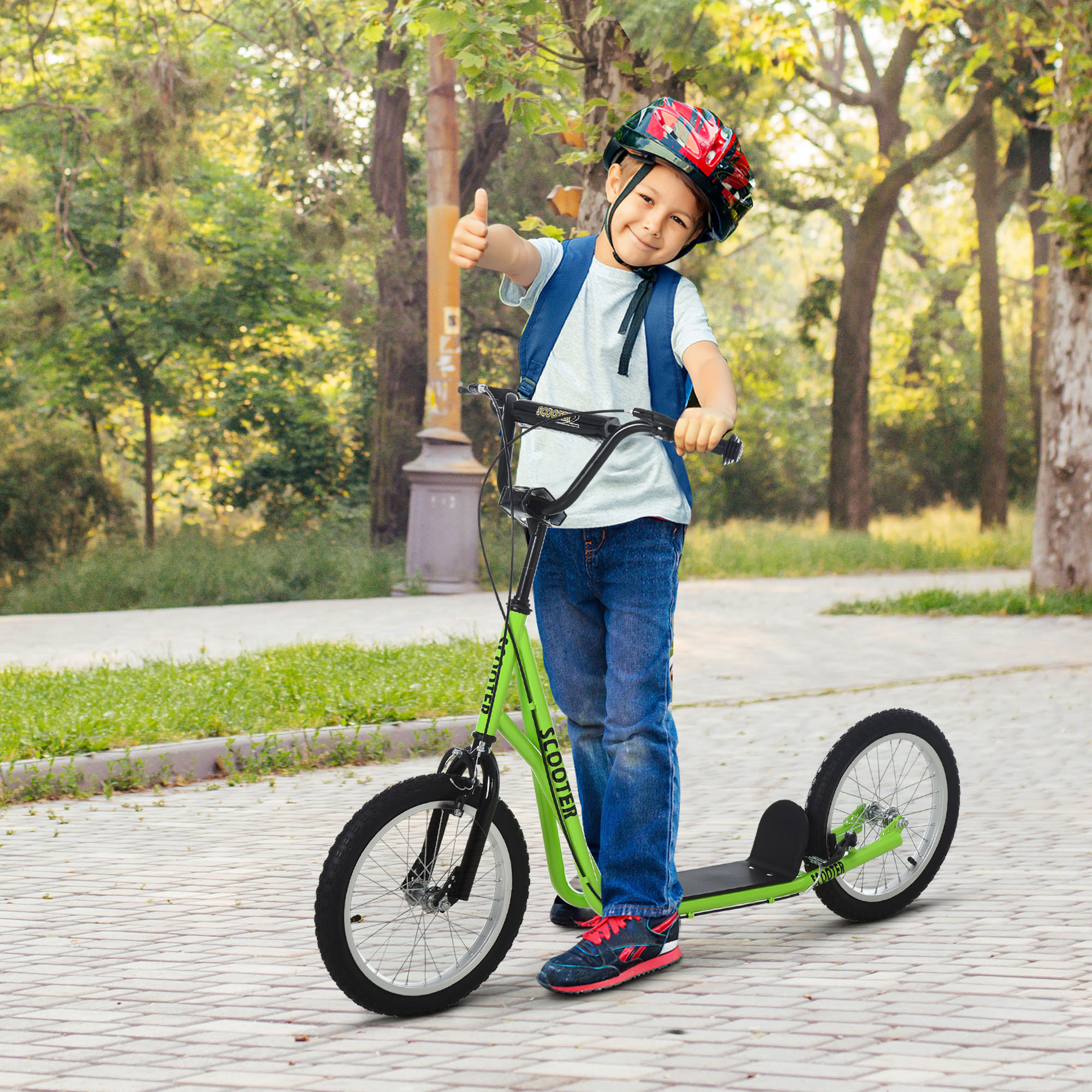 Un niño sonriente con casco y mochila monta en monopatín verde en un parque dando el pulgar arriba.