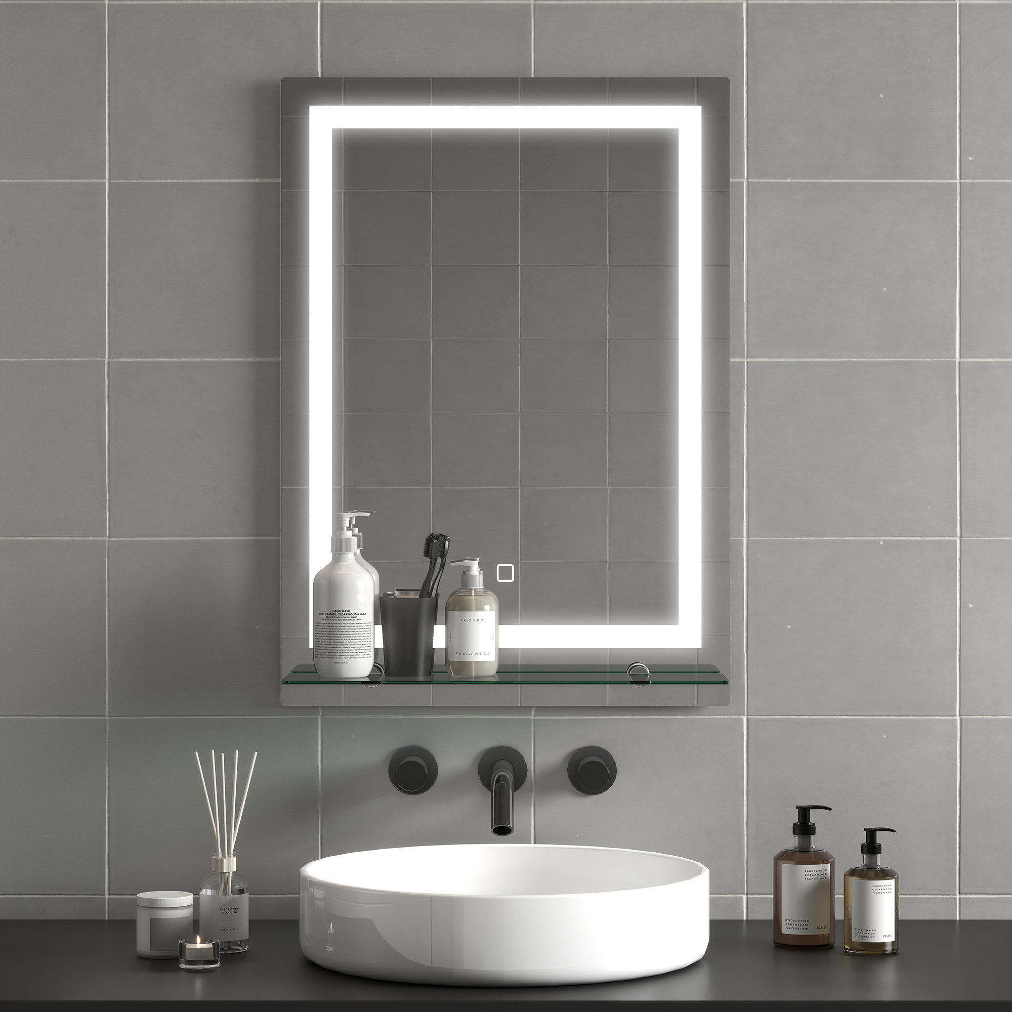 Espejo retroiluminado sobre un lavabo con pared de azulejos.