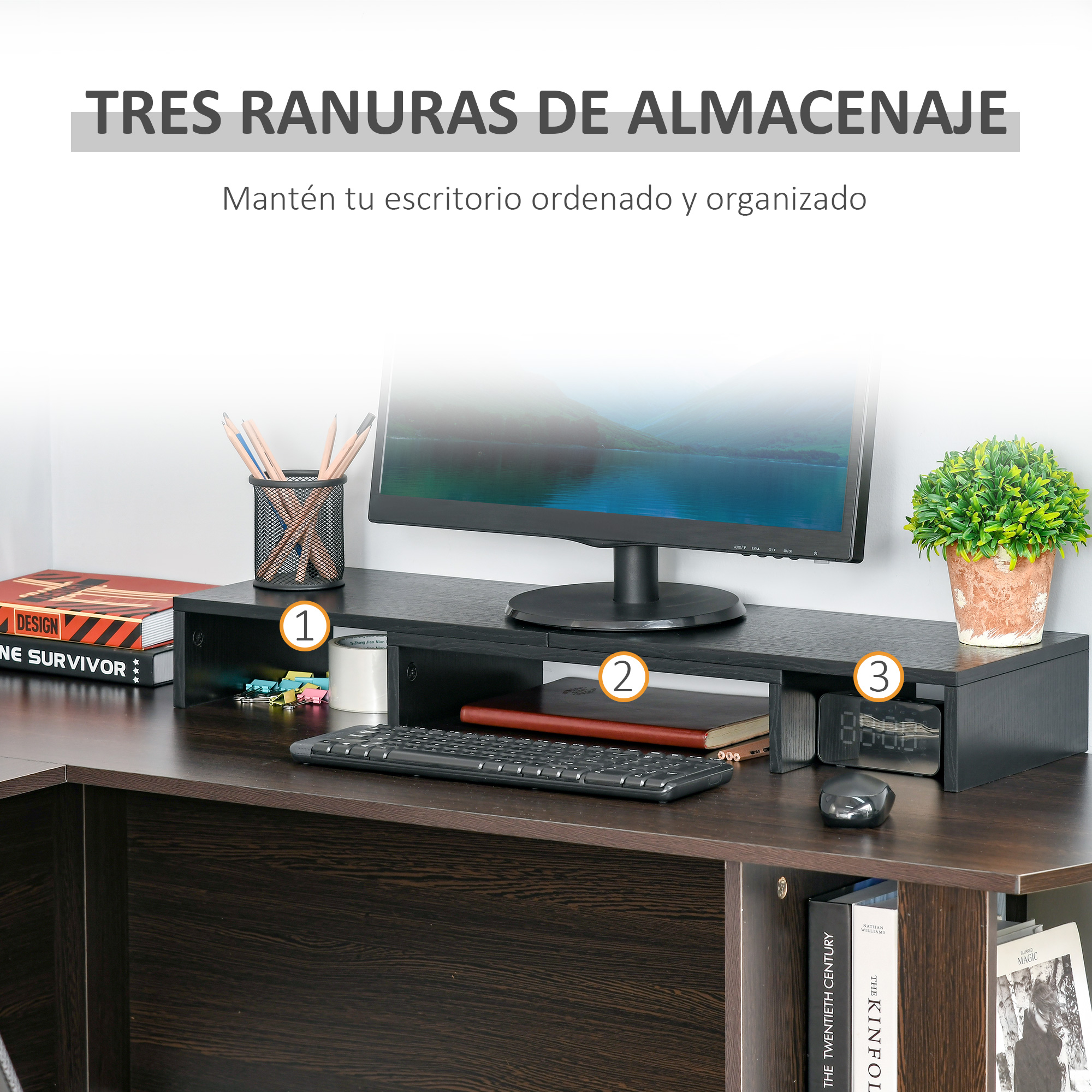 Un soporte para monitor negro con tres ranuras en un escritorio de madera con computadora y accesorios.