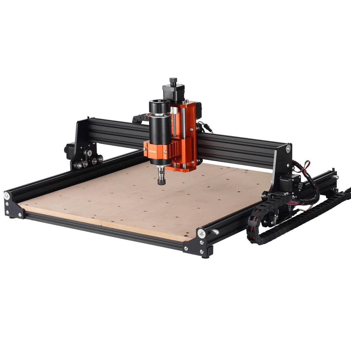 Una máquina enrutadora CNC negra y naranja con superficie de madera sobre fondo blanco.