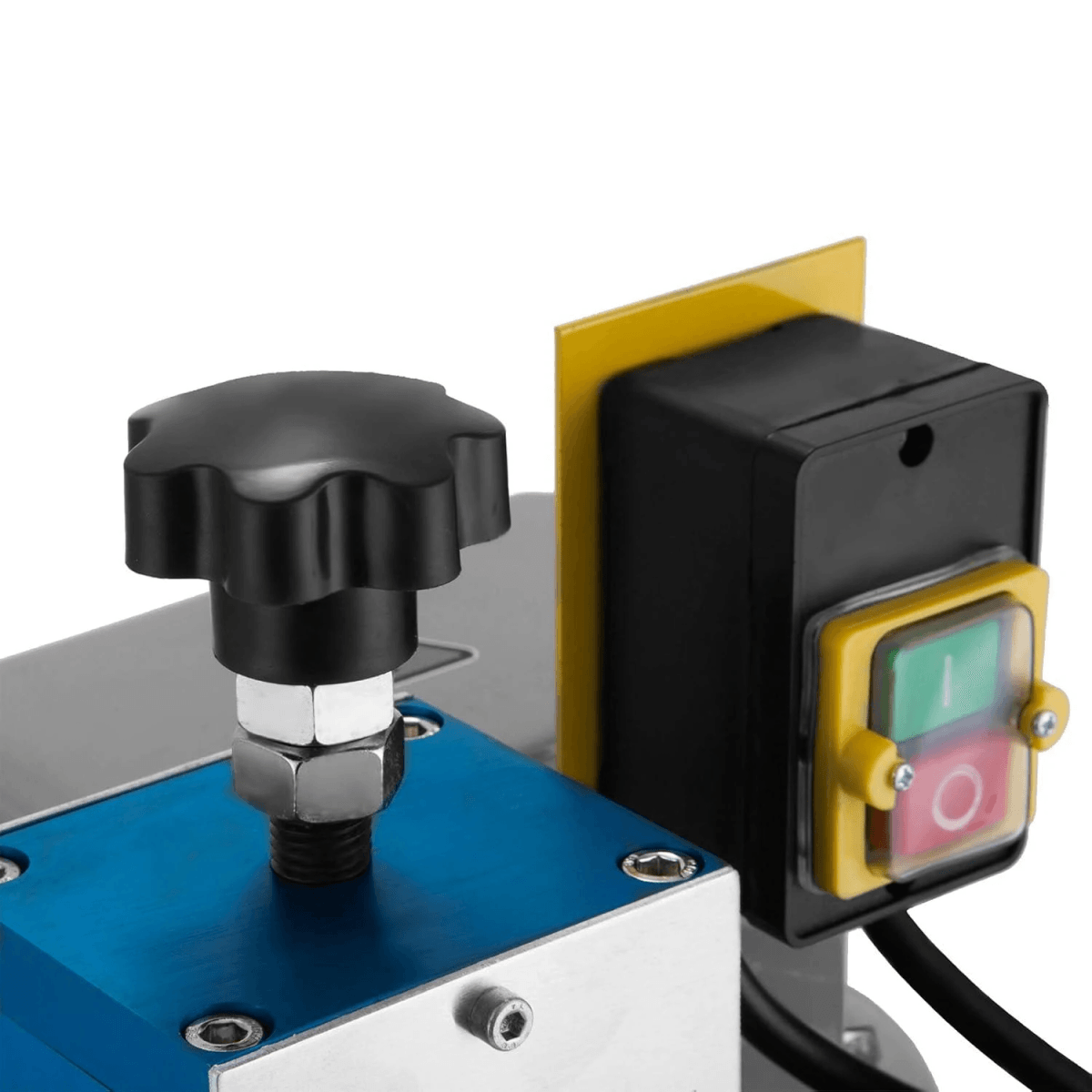 Pieza de máquina industrial con perilla en estrella negra, bloque de metal azul y caja de control con botones.